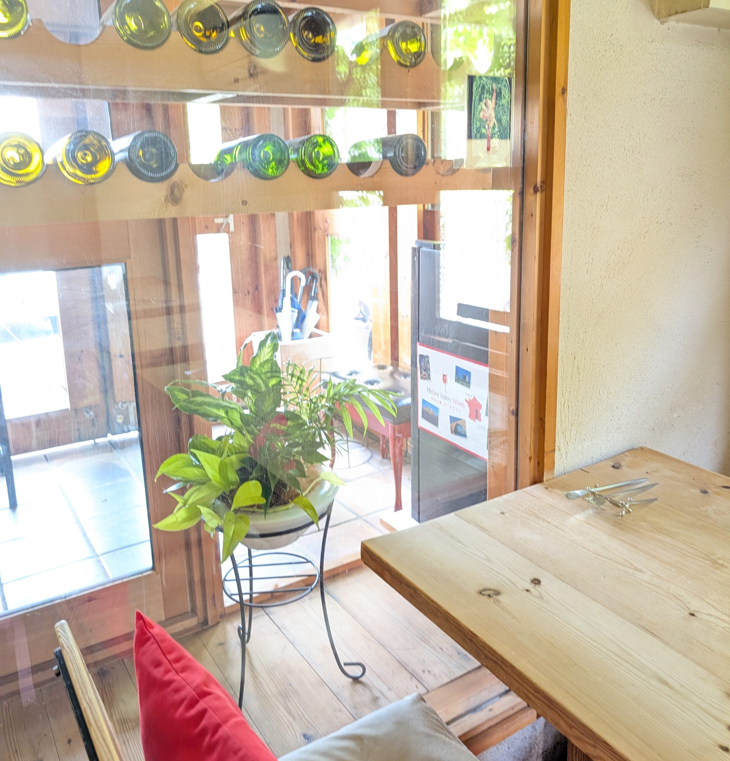 カジュアルフレンチのお店にミニ観葉植物の寄せ植え